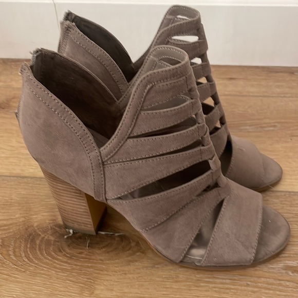 Carlos Santana heels (macys) - Picture 1 of 5